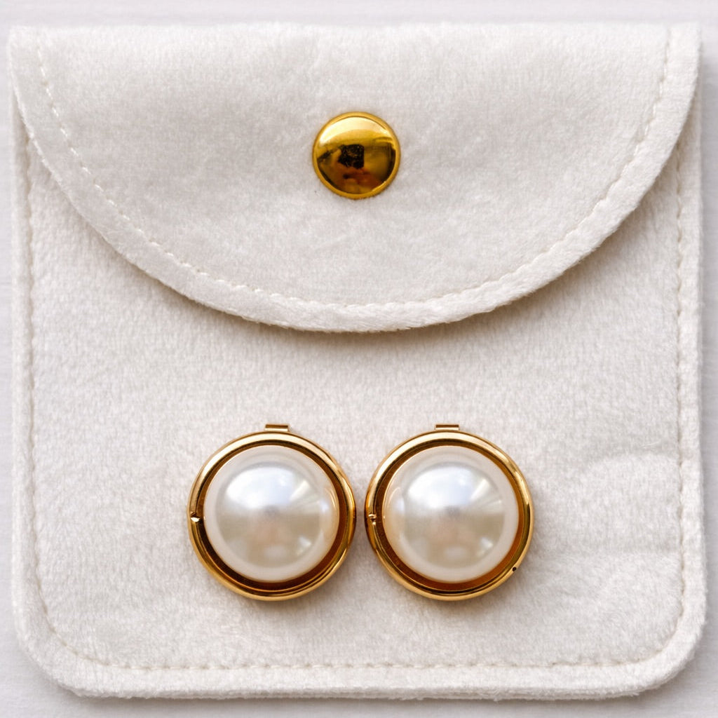 Isla shirt buttons in Plutee pouch